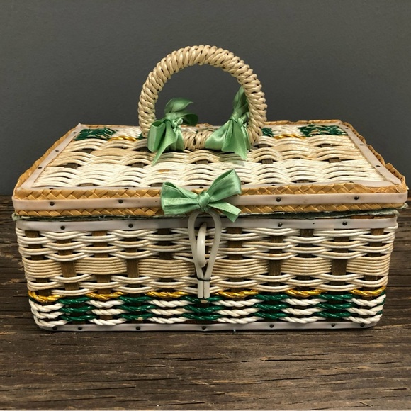 Vintage Sewing Basket & Bits of Trims etc, Retro Sewing Caddy, Sewing Box/Kit - Picture 7 of 10